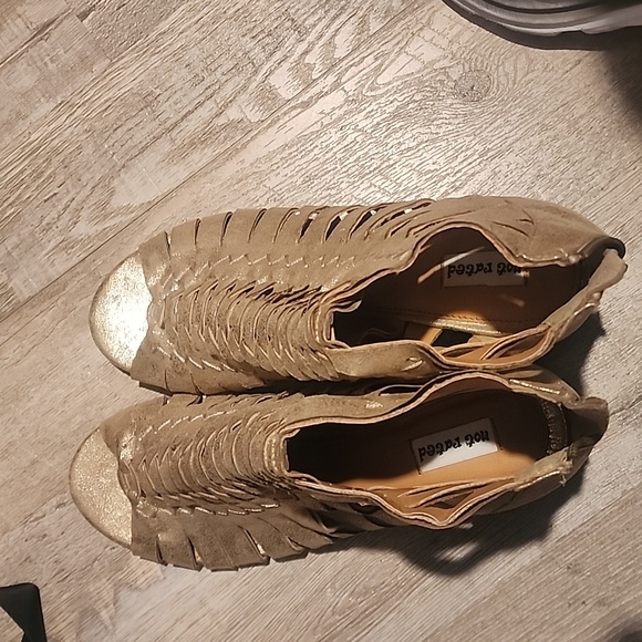 gold open toe/bootie - Picture 2 of 4